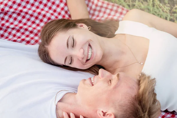 Jovem Casal Romântico Feliz Abraçando Cobertor Piquenique Olhando Para Outro — Fotografia de Stock
