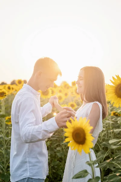 Podzimní Příroda Mladý Romantický Pár Procházky Slunečnicovém Poli Při Západu — Stock fotografie