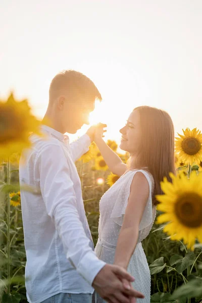 Naturaleza Otoñal Joven Pareja Romántica Caminando Campo Girasol Atardecer —  Fotos de Stock