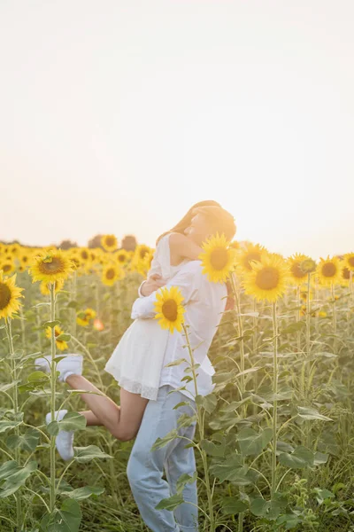 Sonbahar Doğası Günbatımında Ayçiçeği Tarlasında Yürüyen Romantik Çift — Stok fotoğraf