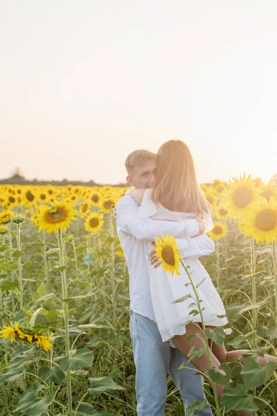 Nature Automnale Amour Romantisme Jeune Couple Romantique Étreignant Dans Champ — Photo