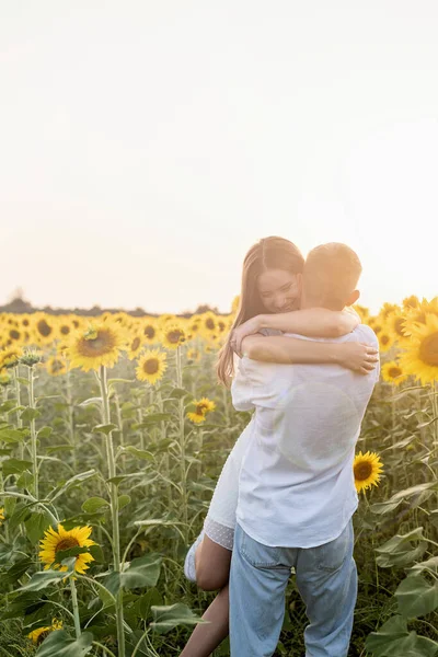Podzimní Příroda Láska Romantika Mladý Romantický Pár Objímání Slunečnicovém Poli — Stock fotografie