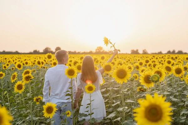 Nature Automnale Amour Romantisme Jeune Couple Romantique Marchant Dans Champ — Photo