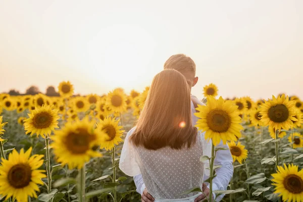 Podzimní Příroda Láska Romantika Mladý Romantický Pár Objímání Slunečnicovém Poli — Stock fotografie
