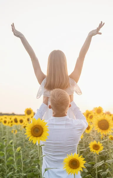 Naturaleza Otoñal Joven Pareja Romántica Caminando Campo Girasol Atardecer —  Fotos de Stock