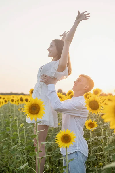 Podzimní Příroda Mladý Romantický Pár Procházky Slunečnicovém Poli Při Západu — Stock fotografie