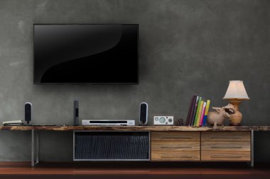 TV beton duvara ahşap mobilya ile açtı.