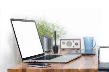 ahşap masa boş ekran dizüstü bilgisayar