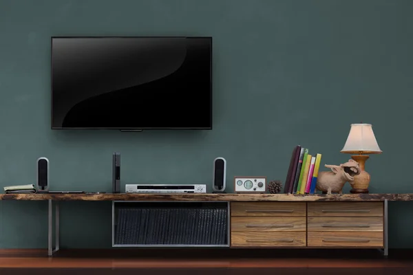 TV üzerinde koyu yeşil duvar ahşap masa ile açtı.