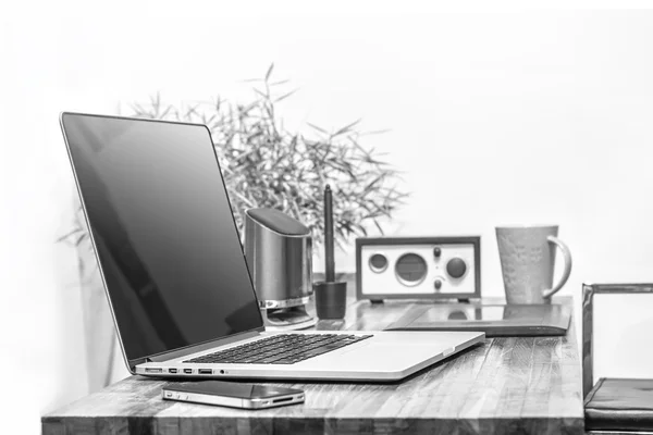 Portátil en escritorio de madera de color blanco y negro —  Fotos de Stock