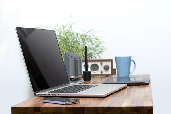 Laptop auf Holztisch — Stockfoto