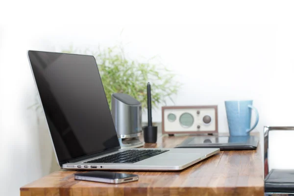 Laptop na mesa de madeira — Fotografia de Stock