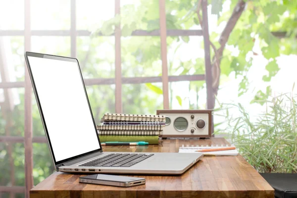 Laptop na drewniany stół roboczy — Zdjęcie stockowe