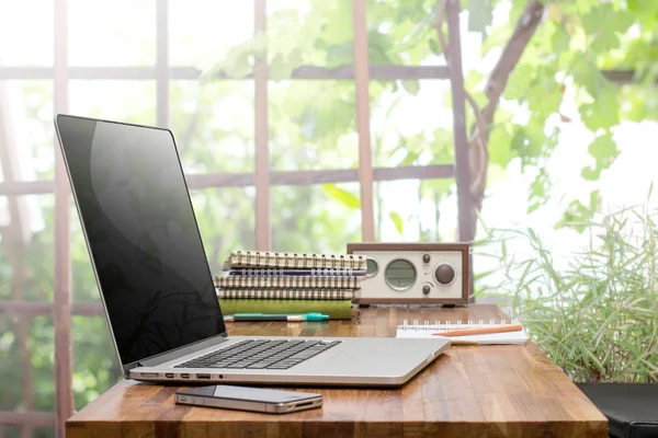 Laptop em mesa de trabalho de madeira — Fotografia de Stock