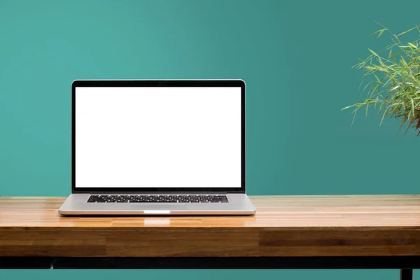 Tela em branco laptop na mesa de madeira — Fotografia de Stock