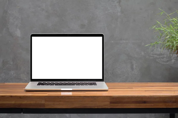 Pantalla en blanco portátil en mesa de madera —  Fotos de Stock