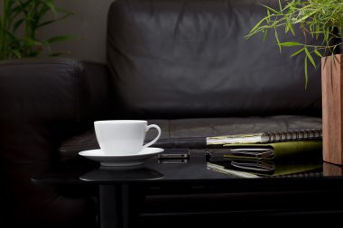 cam masa üzerinde beyaz kahve fincanı