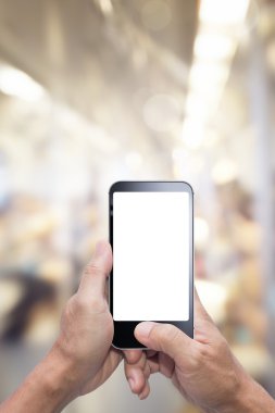 Elleri tutan ve smartphone boş ekran kullanarak arka plan bulanıklık