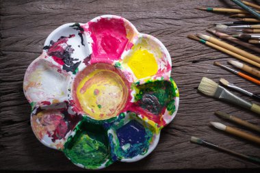 Fırçalar ve soyut renkler renkli ressam kullanılan palet eski