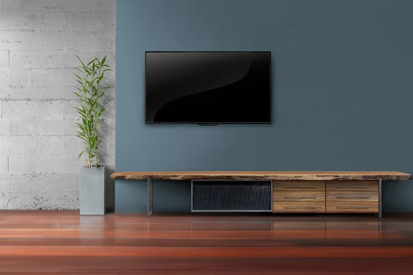 Oturma odası tv üzerinde koyu mavi duvar ahşap masa ile led