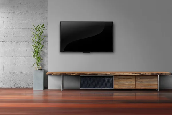 TV gri duvara livg odasında ahşap masa ışık saçtı