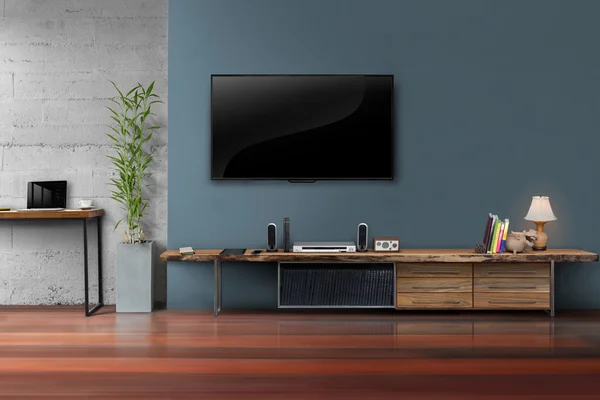Oturma odasında tv koyu mavi duvarda ahşap masa medya kürk ile led