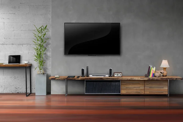 Oturma odasında tv beton duvara ahşap masa medya furn ile led