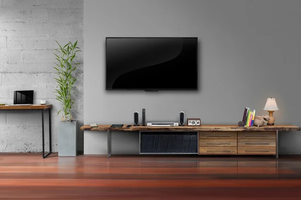 TV üzerinde gri duvar rengi ahşap masa medya mobilya ile açtı.