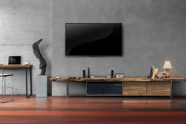 TV beton duvara ahşap masa oturma odasında ışık saçtı