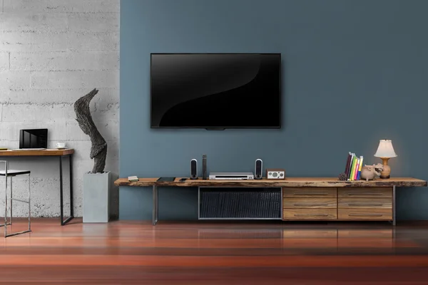 TV üzerinde koyu mavi duvar ahşap masa oturma odasında ışık saçtı