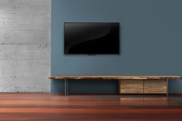 LED-tv på mörk blå vägg med trämöbler i tomma levande r — Stockfoto