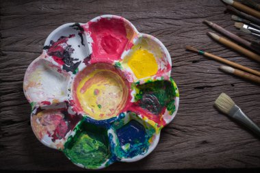 Fırçalar ve soyut renkler renkli ressam kullanılan palet eski