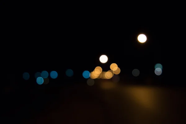 Rozmycie bokeh w nocy z autostrady — Zdjęcie stockowe