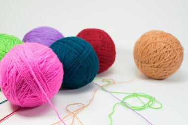 Beyaz arka plan üzerinde iplik topu