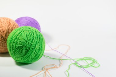 izole beyaz arka plan üzerinde iplik topu