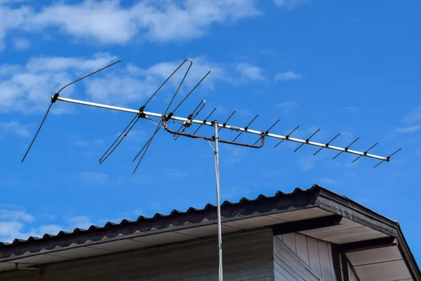 bir bulutlu gökyüzü arka plan ile Televizyon antenler