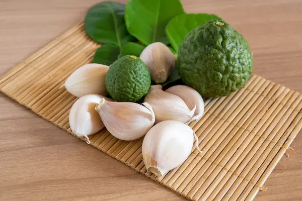 Bergamot ve sarımsak makisu mat ahşap doku üzerinde