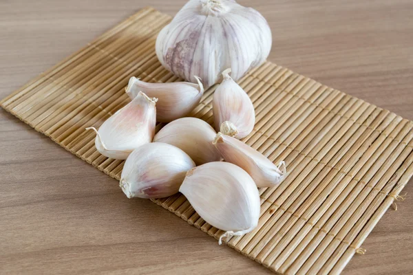 makisu mat ahşap doku üzerinde diş sarımsak