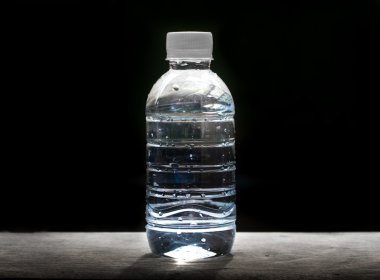 Siyah zemin üzerinde su şişesi