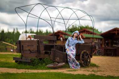 Vahşi Batı ahır kız