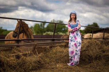 Vahşi Batı ahır kız