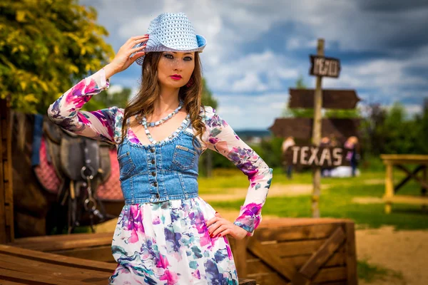 Divoký západ ranč dívka — Stock fotografie