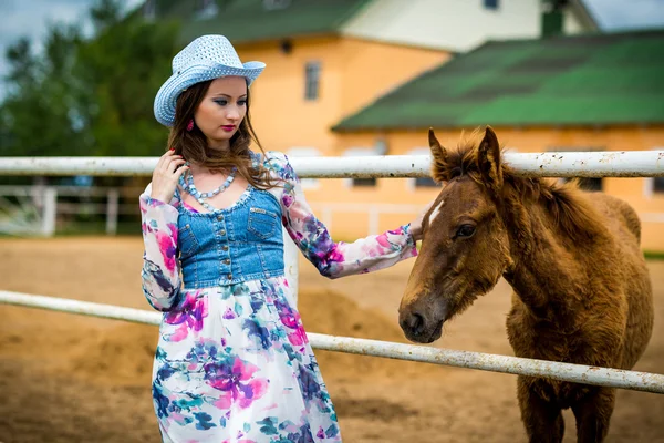 Wildwest-Ranch-Mädchen — Stockfoto