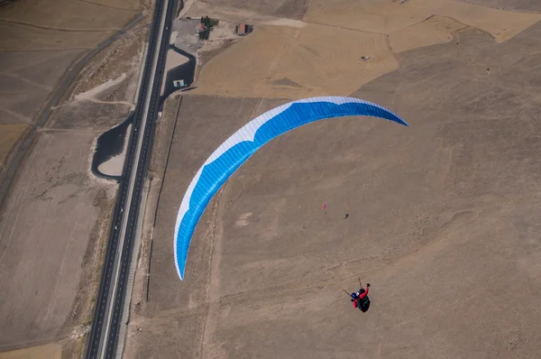 Blauwe en witte paraglider — Stockfoto