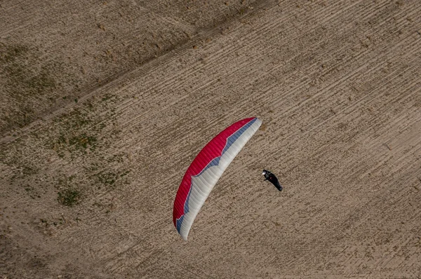 Pilot cu parapanta rosie si alba — Fotografie, imagine de stoc