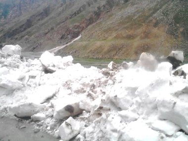 Güzeller güzeli kar ve kaya manzarası.