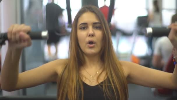 Όμορφη κοπέλα κάνει άσκηση σε ένα προσομοιωτή — Αρχείο Βίντεο