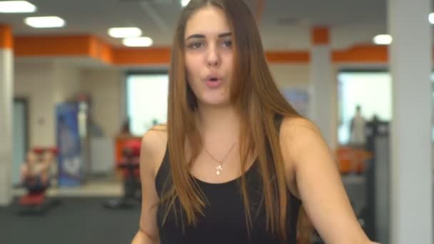 Slim k nepoznání žena chodí eliptický trenažér, izolovaný a usmívá se — Stock video