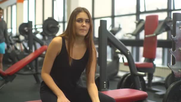 Sport, fitness, sportieve vrouw handen met lichte halters — Stockvideo