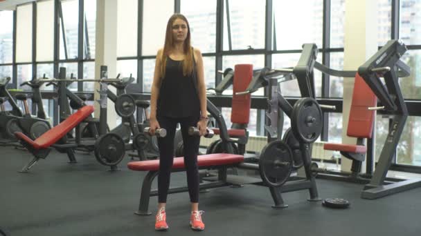 Passen vrouw fitness presterende doen deadlift oefening met dumbbell — Stockvideo